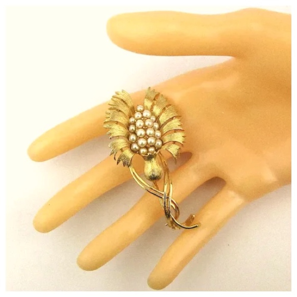 STUNNING Vintage LISNER Flower Brooch, Faux Pearls in Gilt Leaves, 3”x 1.5” - Picture 4 of 5